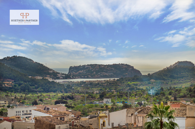 Haus auf Mallorca mit Blick auf  Kirche und Dorf von Andratx – bis hin zum Hafen und dem Meer