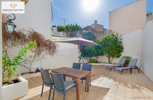 Großzügig gestaltetes, helles Stadthaus mit Lizenz zum Poolbau im Patio