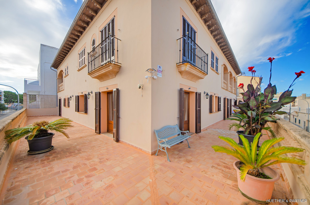 Beeindruckendes Stadthaus mit Tiefgarage und Ladenlokal in Hafennähe von Cala Ratjada