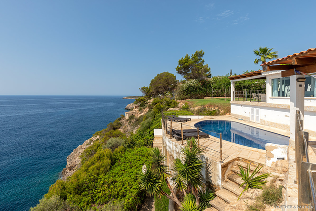 Exklusive Meerblick-Villa mit Ferienlizenz in erster Meereslinie von Cala Pi