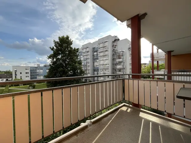 Sifi: Frisch renovierte 3,5 ZW mit Aufzug und Garage am Waldrand