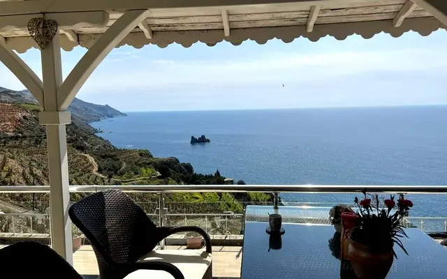 Ein wirklich preiswertes Kleinod, direkt am Meer, mit atemberaubendem Blick und 1000 m² Grundstück.