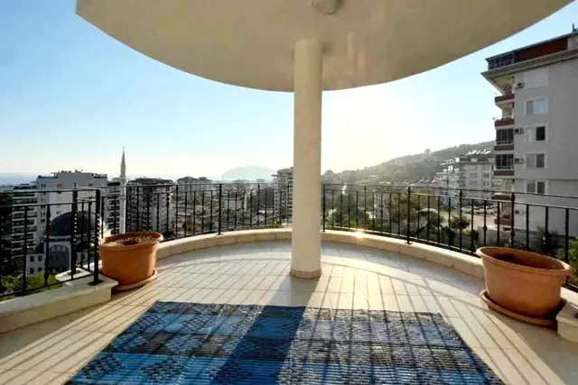 Komplett möblierte 3 Zimmer Wohnung mit Burg- und Meerblick. Großer Balkon, Pool.