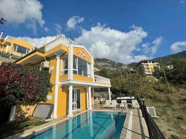 Luxus 4+1 Villa in Alanya Tepe zu verkaufen | Beheizter Pool in der Anlage!