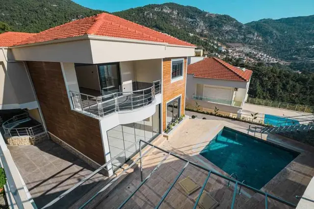 4+1 Villa zum Verkauf in Alanya Tepe | 235 m² | Privater Pool | 3,3 km zum Meer