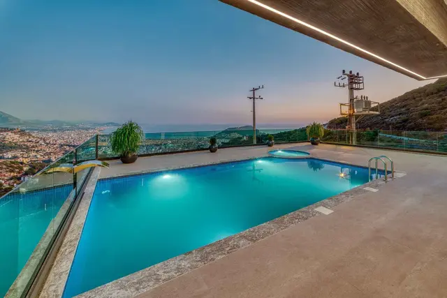 4+1 Luxusvilla zum Verkauf in Alanya Tepe | 300 m² | Smart-Home-System | 2 km zum Meer