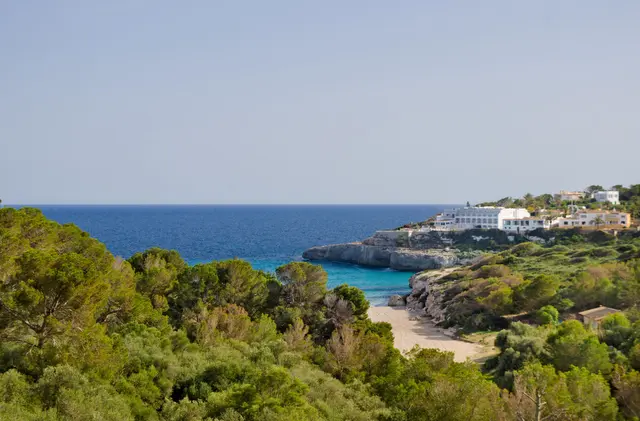 Reihenhaus Mallorca kaufen: Meerblick-Terrasse & strandnahe Toplage
