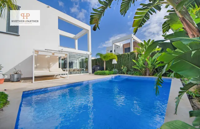MALLORCA - LUXUS-POOL-Villa im Bauhausstil mit Garten und Wintergarten auf Mallorca