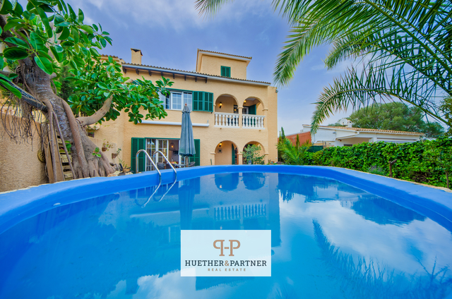 Mediterrane Doppelhaushälfte mit ETV-Lizenz, Pool und Meerblick in ruhiger Lage von Cala Romantica
